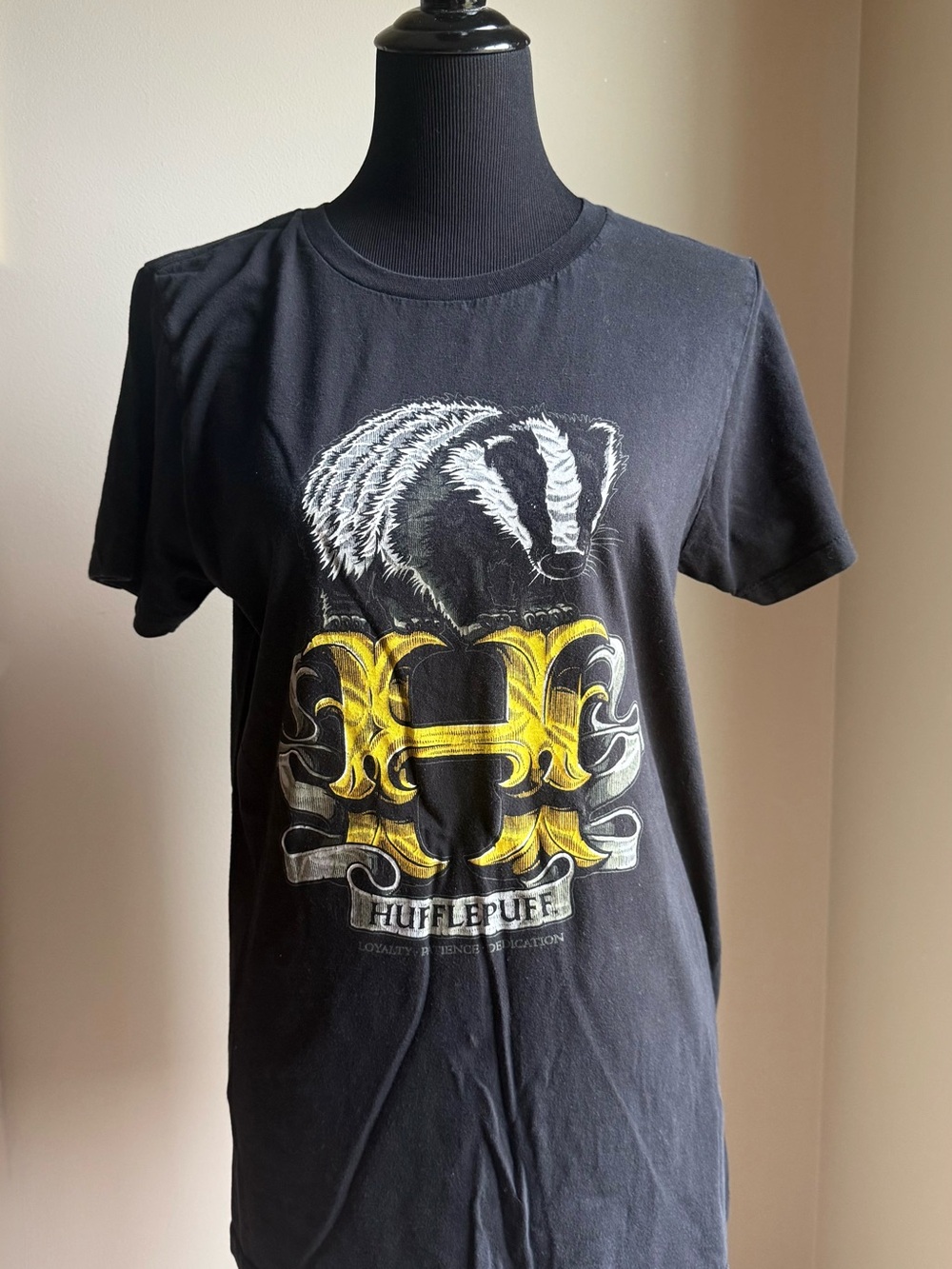 Harry Potter Hufflepuff Graphic T-Shirt Black Badger Crest Size M Warner Bros. - Picture 2 of 7